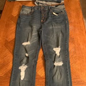 4 button ripped jeans